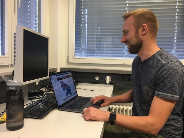Lennart Opitz sitzt am Computer und betrachtet auf dem Bildschirm ein DNA-Modell. Lennart Opitz sitzt am Computer und betrachtet auf dem Bildschirm ein DNA-Modell.