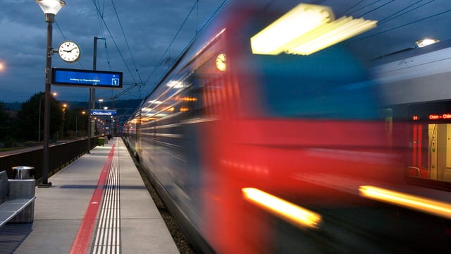 Im Bahnhof Zug fährt ein Zug durch. Im Bahnhof Zug fährt ein Zug durch.
