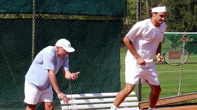 Pierre Paganini stoptt die Zeit während einer Fitnessübung Federers. Pierre Paganini stoptt die Zeit während einer Fitnessübung Federers.