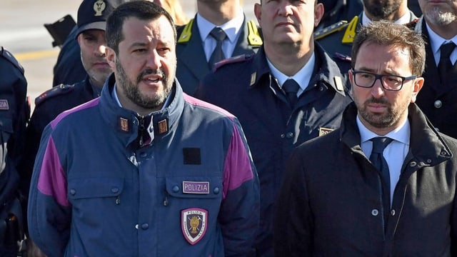 Salvini mit Uniformierten Salvini mit Uniformierten