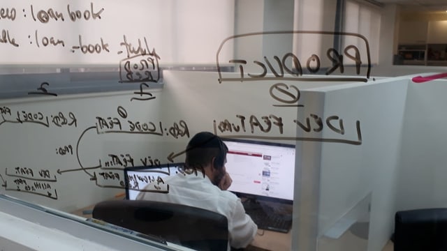 Ein Haredi-Mann an seinem Arbeitsplatz bei der Firma Weel Ein Haredi-Mann an seinem Arbeitsplatz bei der Firma Weel