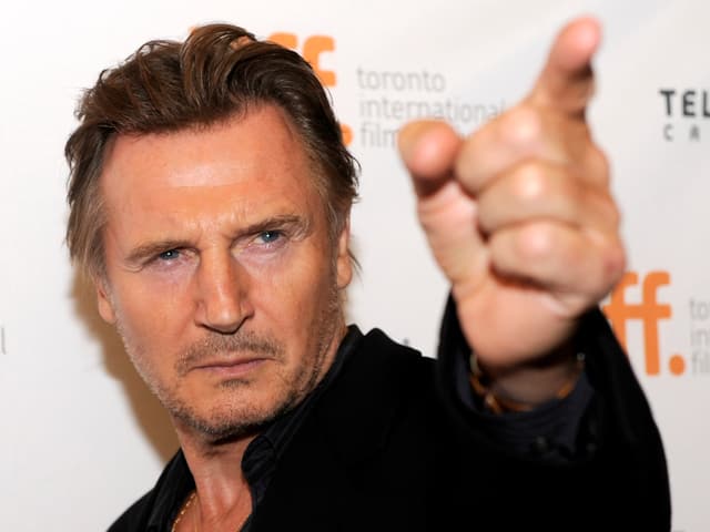 Liam Neeson posiert vor dem Plakat des Toronto International Film Festival. Liam Neeson posiert vor dem Plakat des Toronto International Film Festival.