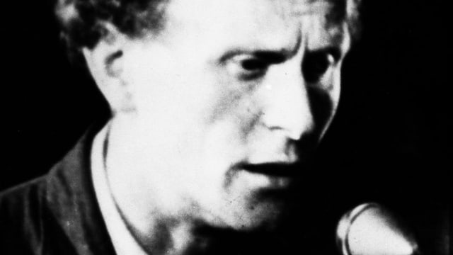 Altes Schwarzweiss-Bild von Gert Fröbe, der in ein Mikrofon redet Altes Schwarzweiss-Bild von Gert Fröbe, der in ein Mikrofon redet
