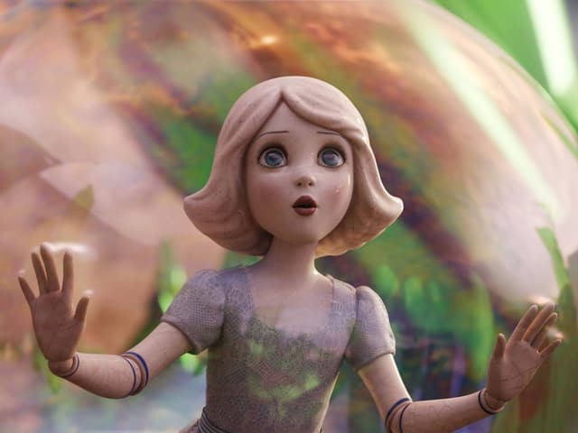 Joey King als erstaunte Prinzessin aus Porzellan. Joey King als erstaunte Prinzessin aus Porzellan.