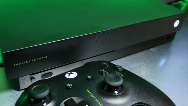 Überreste davon findet man auch auf der fertigen Xbox One X. Überreste davon findet man auch auf der fertigen Xbox One X.