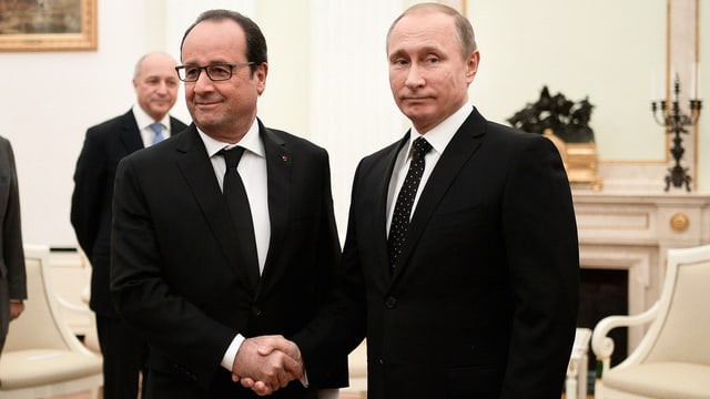 Hollande e Putin dattan il maun: Dentant n'èn els betg d'accord areguard il potentat sirian Assad. Hollande e Putin dattan il maun: Dentant n'èn els betg d'accord areguard il potentat sirian Assad.