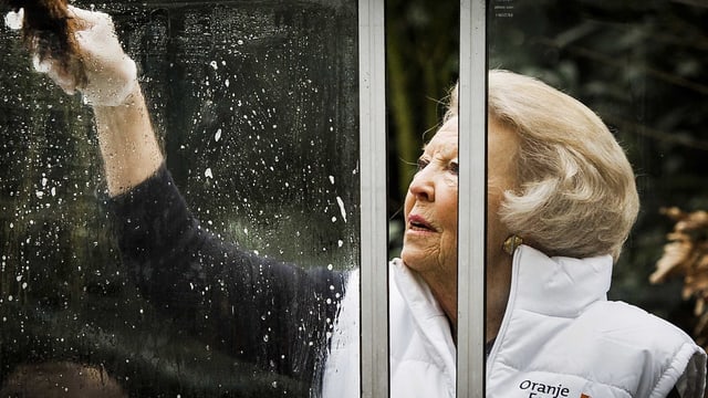 Prinzessin Beatrix putzt ein Fenster. Prinzessin Beatrix putzt ein Fenster.