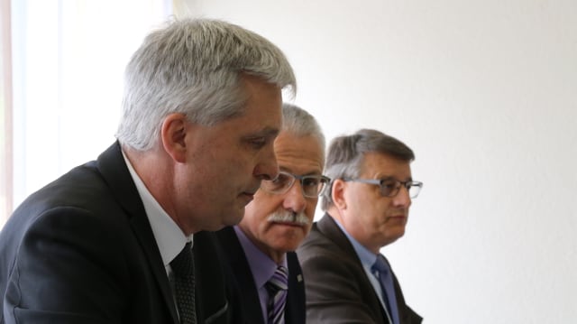 Mathias Bundi, Arnold Bachmann e Urs Kellenberger (da san.) durant la radunanza generala. Mathias Bundi, Arnold Bachmann e Urs Kellenberger (da san.) durant la radunanza generala.