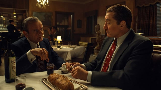 Filmszene aus The Irishman: Zwei Mänenr sitzen im Restaurant an einem Tisch. Filmszene aus The Irishman: Zwei Mänenr sitzen im Restaurant an einem Tisch.