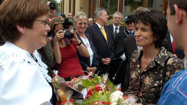 Frauen mit Blumenstrauss. Frauen mit Blumenstrauss.