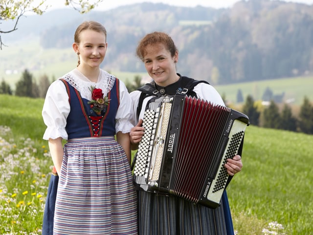 In Trachten auf Blumenwiese. In Trachten auf Blumenwiese.