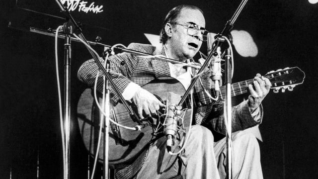 Joao Gilberto bei einem Konzert. Joao Gilberto bei einem Konzert.
