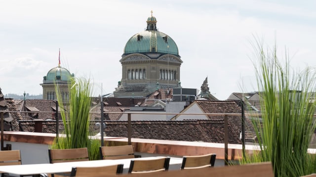 Manor bietet auf fünf Etagen ein Non-Food-Angebot sowie ein Restaurant mit Dachterrasse und Blick aufs Bundeshaus. Manor bietet auf fünf Etagen ein Non-Food-Angebot sowie ein Restaurant mit Dachterrasse und Blick aufs Bundeshaus.