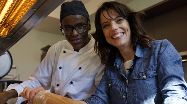 Beim Schnetzeln wird nicht geredet – Mona Vetsch kocht mit dem gehörlosen Abdulai für den Mittagstisch. Beim Schnetzeln wird nicht geredet – Mona Vetsch kocht mit dem gehörlosen Abdulai für den Mittagstisch.