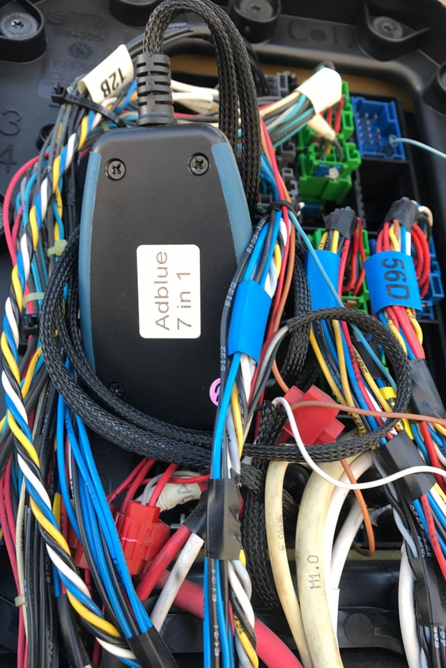 Elektronisches Gerät im Motorraum Elektronisches Gerät im Motorraum