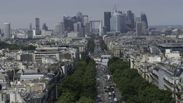 Blick auf das Büroviertel von Paris. Davor eine grosse Allee Blick auf das Büroviertel von Paris. Davor eine grosse Allee