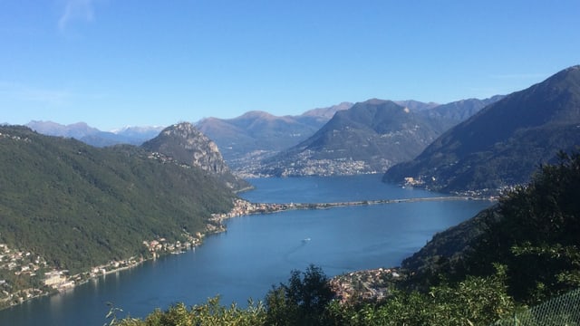 Wolkenloser Himmel über dem Luganersee mit Seedamm von Serpiano aus gesehen. Wolkenloser Himmel über dem Luganersee mit Seedamm von Serpiano aus gesehen.