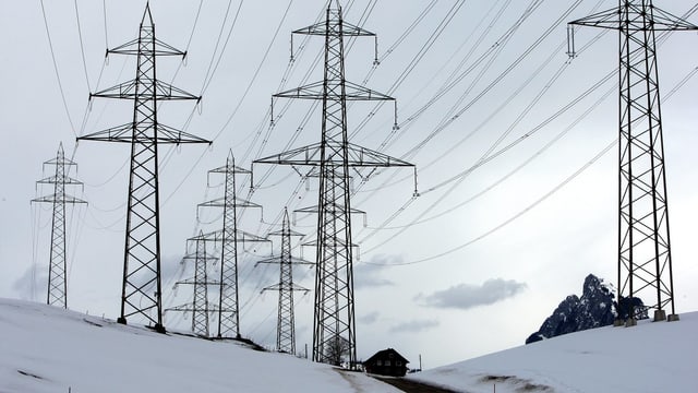 Stromleitungen und -masten in winterlicher Landschaft. Stromleitungen und -masten in winterlicher Landschaft.