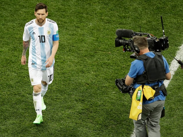 Lionel Messi wird von einer Kamera beobachtet Lionel Messi wird von einer Kamera beobachtet
