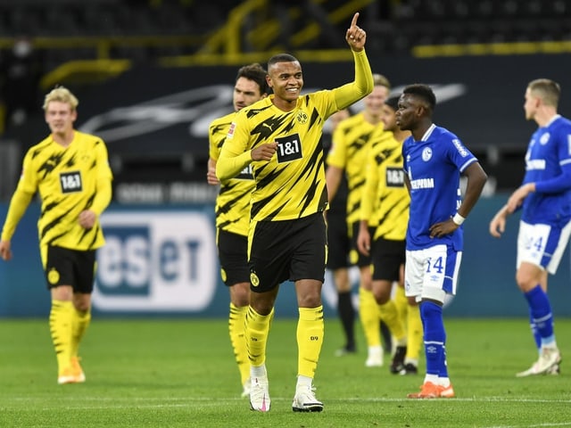 Manuel Akanji schiesst Borussia Dortmund im Derby gegen Schalke in Führung. Manuel Akanji schiesst Borussia Dortmund im Derby gegen Schalke in Führung.