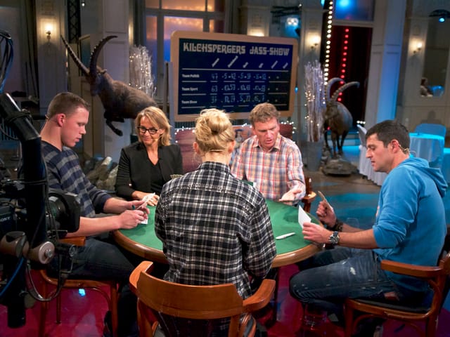 Die Jassrunde mit Matthias Sempach, Sonja Hasler, Schiedsrichter Dani Müller, Roman Kilchsperger und Nadine Strittmatter.