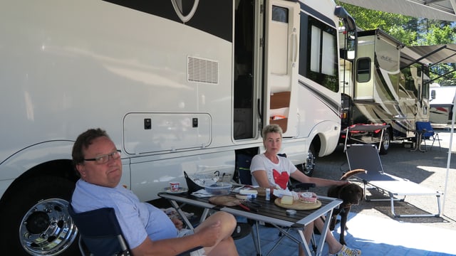 Gerhard und Meike Mack vor ihrem gorssen Motorhome beim Frückstück Gerhard und Meike Mack vor ihrem gorssen Motorhome beim Frückstück