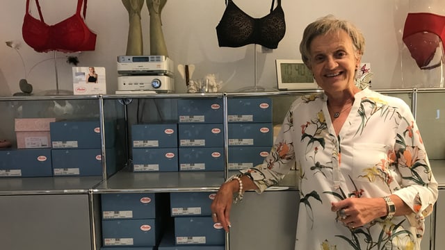 Tina Aschwanden avant pacs cun protesas da sain. Tina Aschwanden avant pacs cun protesas da sain.