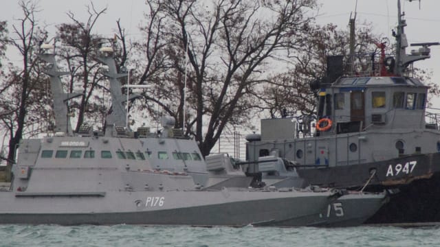 Drei ukrainische Marineboote, vertäut im Hafen von Kertsch. Drei ukrainische Marineboote, vertäut im Hafen von Kertsch.