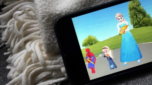 Mehrere Cartoonfiguren mit Maschinengewehrern in der Hand.