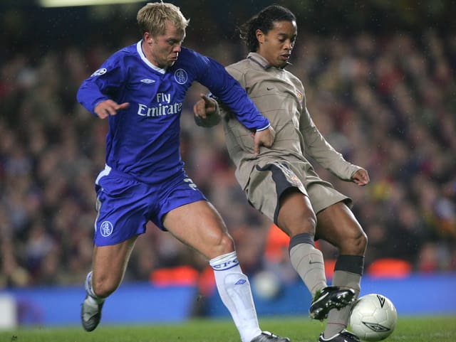 Gudjohnsen im Duell mit Ronaldinho. Gudjohnsen im Duell mit Ronaldinho.