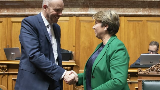Hurter schüttelt Amherd die Hand Hurter schüttelt Amherd die Hand