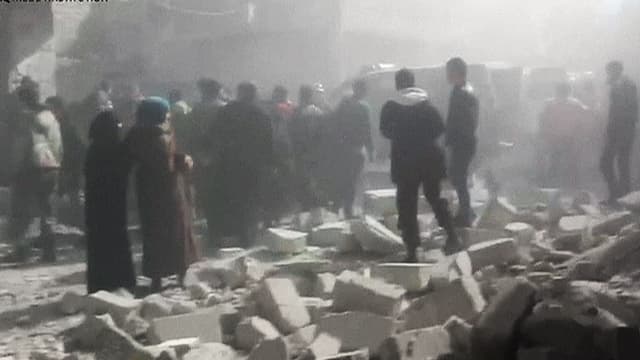 Mensch im Staub einer bombardierten Strasse in Aleppo. Mensch im Staub einer bombardierten Strasse in Aleppo.