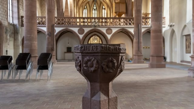 Weihwasserbecken in einer Kirche Weihwasserbecken in einer Kirche