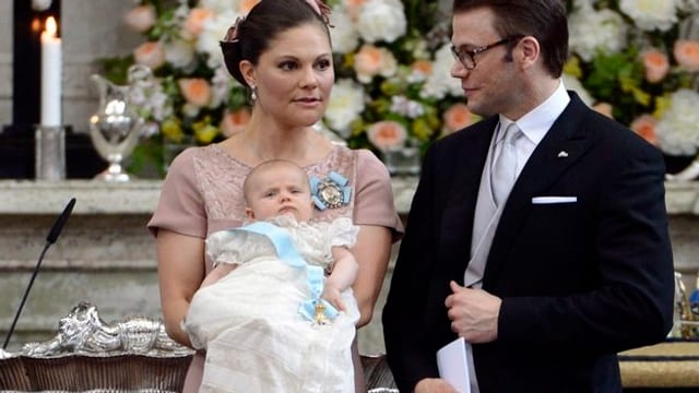 Prinzessin Victoria mit Estelle auf dem Arm. Daneben steht Prinz Daniel. Prinzessin Victoria mit Estelle auf dem Arm. Daneben steht Prinz Daniel.