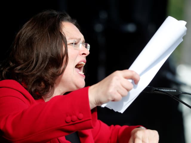 Arbeitsministerin Nahles peitscht im Ruhrpott Stahlarbeiter ein. Arbeitsministerin Nahles peitscht im Ruhrpott Stahlarbeiter ein.