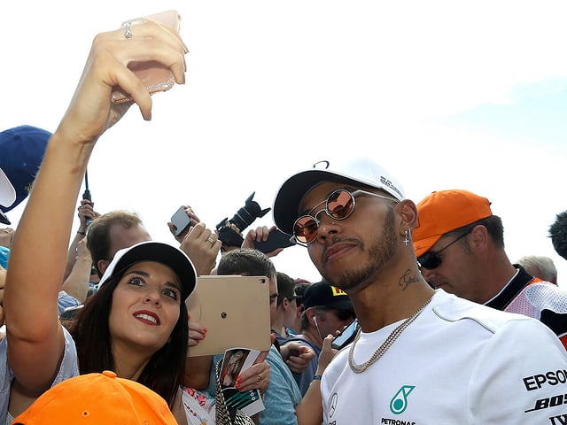 Lewis Hamilton macht ein Selfie mit Fans Lewis Hamilton macht ein Selfie mit Fans