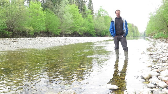 Mann steht im Fluss Mann steht im Fluss