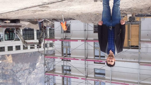 Irfan Lika 2016 vor der Moschee, als sie noch im Bau war. Irfan Lika 2016 vor der Moschee, als sie noch im Bau war.