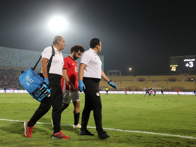 Salah geht verletzt vom Platz Salah geht verletzt vom Platz