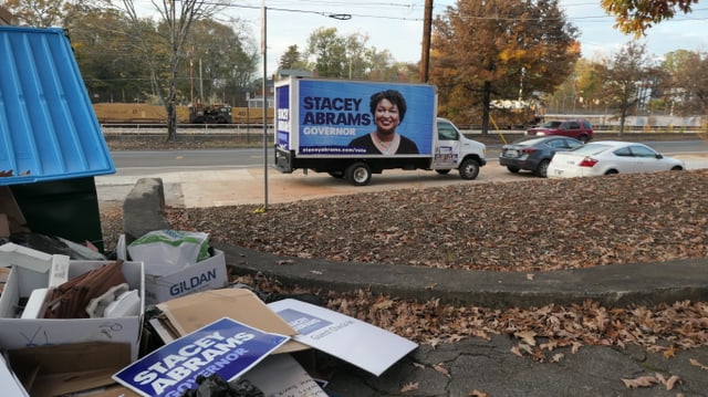 Das Wahlkampfmaterial der unterlegenen Demokratin Stacey Abrams wird entsorgt. Das Wahlkampfmaterial der unterlegenen Demokratin Stacey Abrams wird entsorgt.