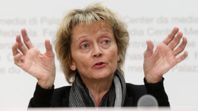 Widmer-Schlumpf im Porträt die Die Hände verwerfend. Widmer-Schlumpf im Porträt die Die Hände verwerfend.