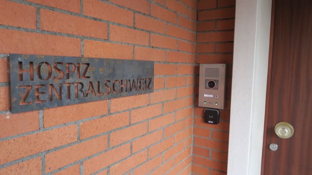 Eingangsschild des Hospizes Zentralschweiz an der Türe. Eingangsschild des Hospizes Zentralschweiz an der Türe.