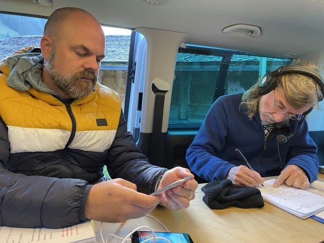 Konzentriertes Vorbereiten: Radioproduzent Sirio Flückiger (links) und Moderator Ralph Wicki im Sendewagen.
