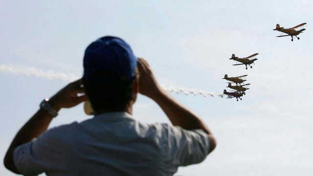 Zuschauer beobachtet Fliegerstaffel an Flugschau in Grenchen Zuschauer beobachtet Fliegerstaffel an Flugschau in Grenchen