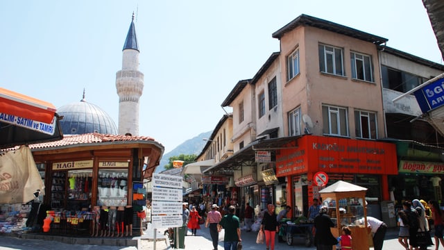 Türkische Stadt mit Gassen und Touristenmarkt. Türkische Stadt mit Gassen und Touristenmarkt.