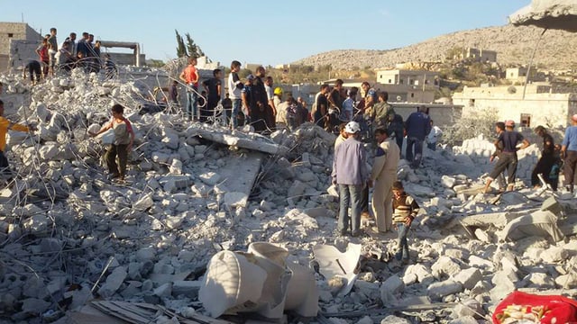 Menschen stehen auf Trümmern Menschen stehen auf Trümmern