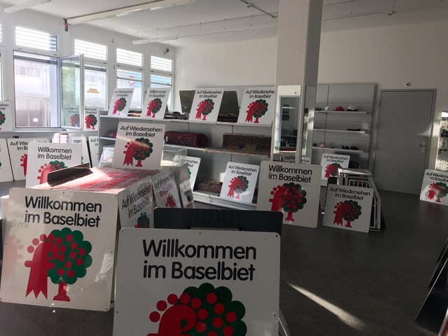 Viele Schilder stehen in einem Raum. Viele Schilder stehen in einem Raum.