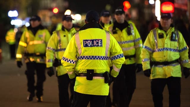 Polizisten in gelben Jacken. Polizisten in gelben Jacken.