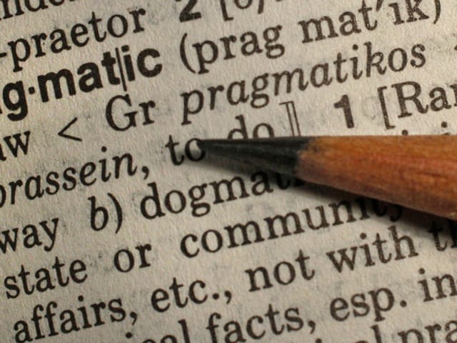 Buchstaben und Bleistift.