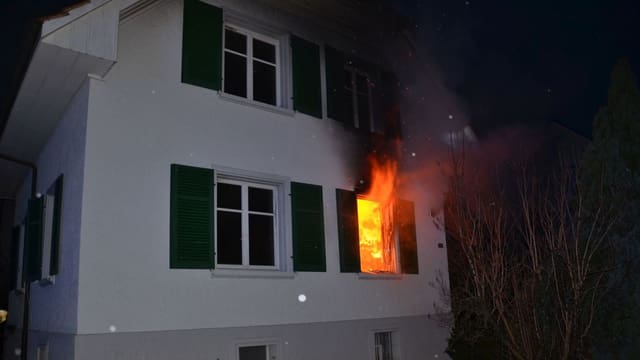 Flammen aus Fenster Flammen aus Fenster
